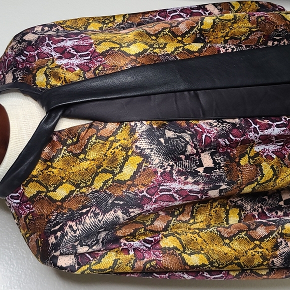 Blouse Size Medium Red Burgandy Black Animal Print Career Dressy Office Workwear - Picture 2 of 5